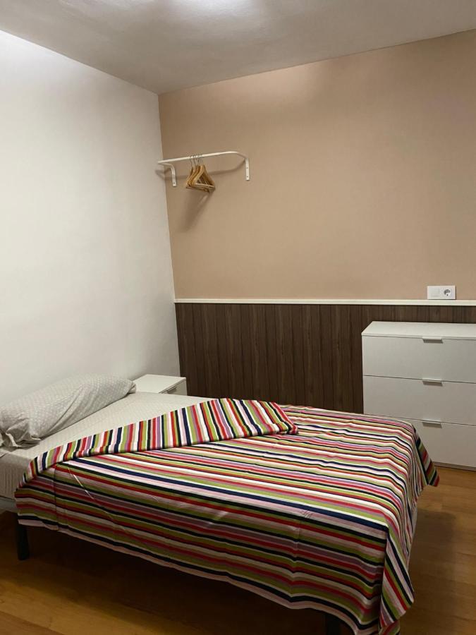 Hostal Urpi-Oklahoma Реус Екстер'єр фото